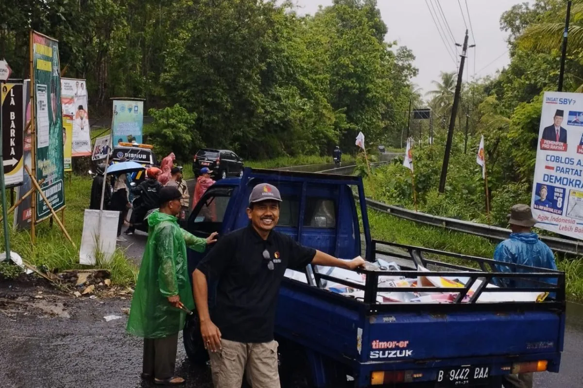 Membahayakan Publik, Bawaslu Kabupaten Kulon Progo Tertibkan APK yang Rusak