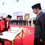 Jokowi Resmi Lantik Arsul Sani Jadi Hakim MK, Berikut Profilnya