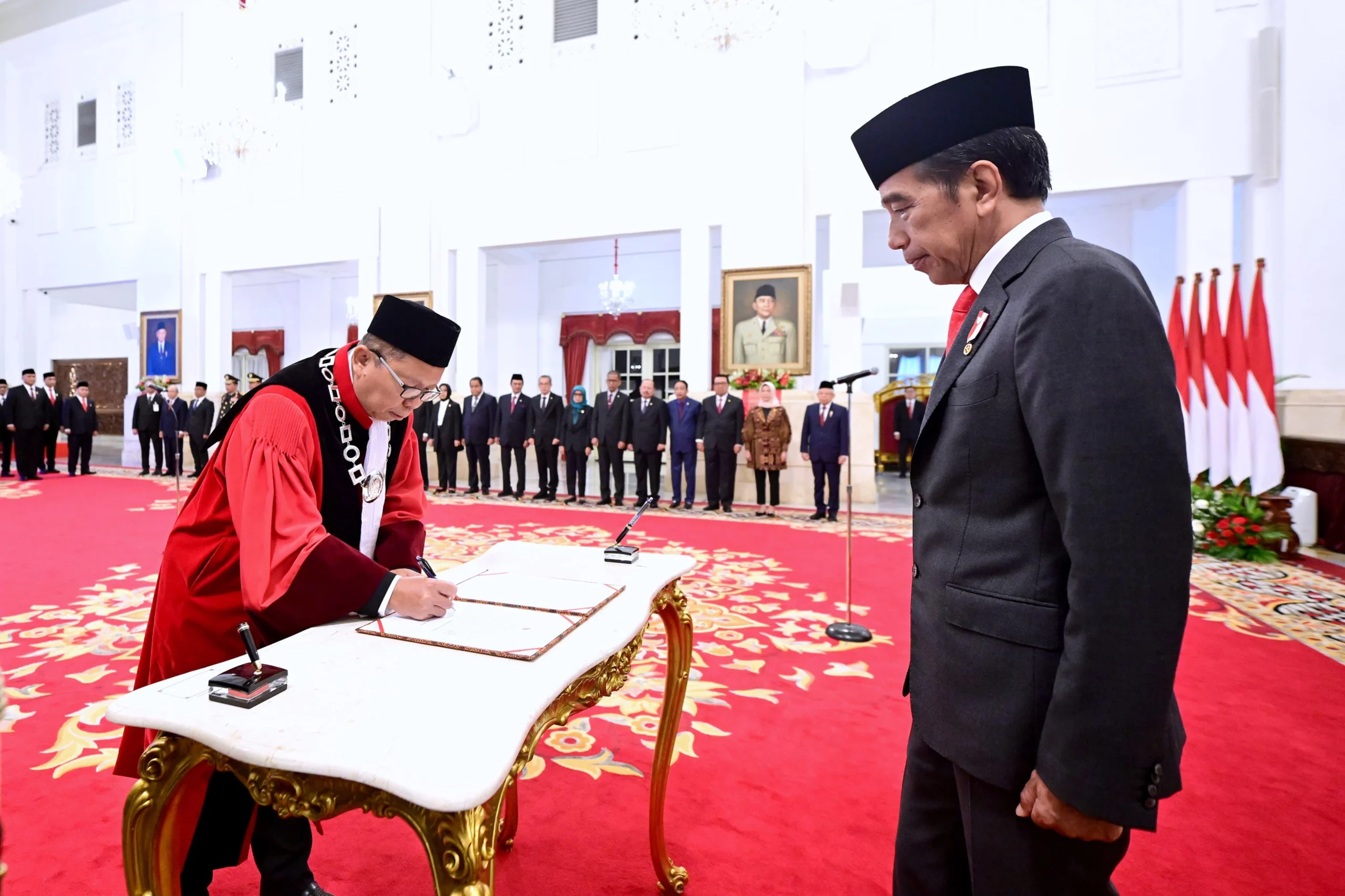 Jokowi Resmi Lantik Arsul Sani Jadi Hakim MK, Berikut Profilnya