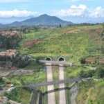 Rentetan gempa yang berpusat di Kabupaten Sumedang menyebakan keretakan pada bagian salah satu dindin terowongan kembar Jalan Tol Cisumdawu.