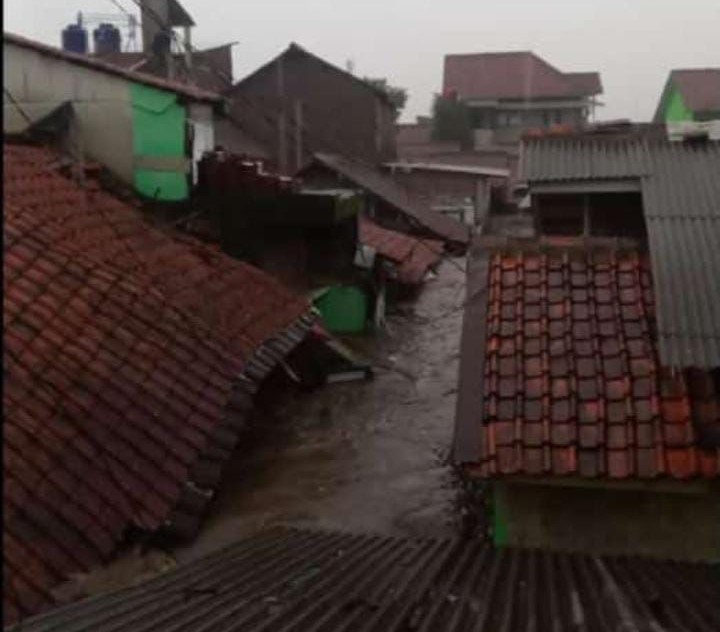 700 KK di Dayeuhkolot Terjebak Banjir Imbas Tembok Penahan Sungai Jebol