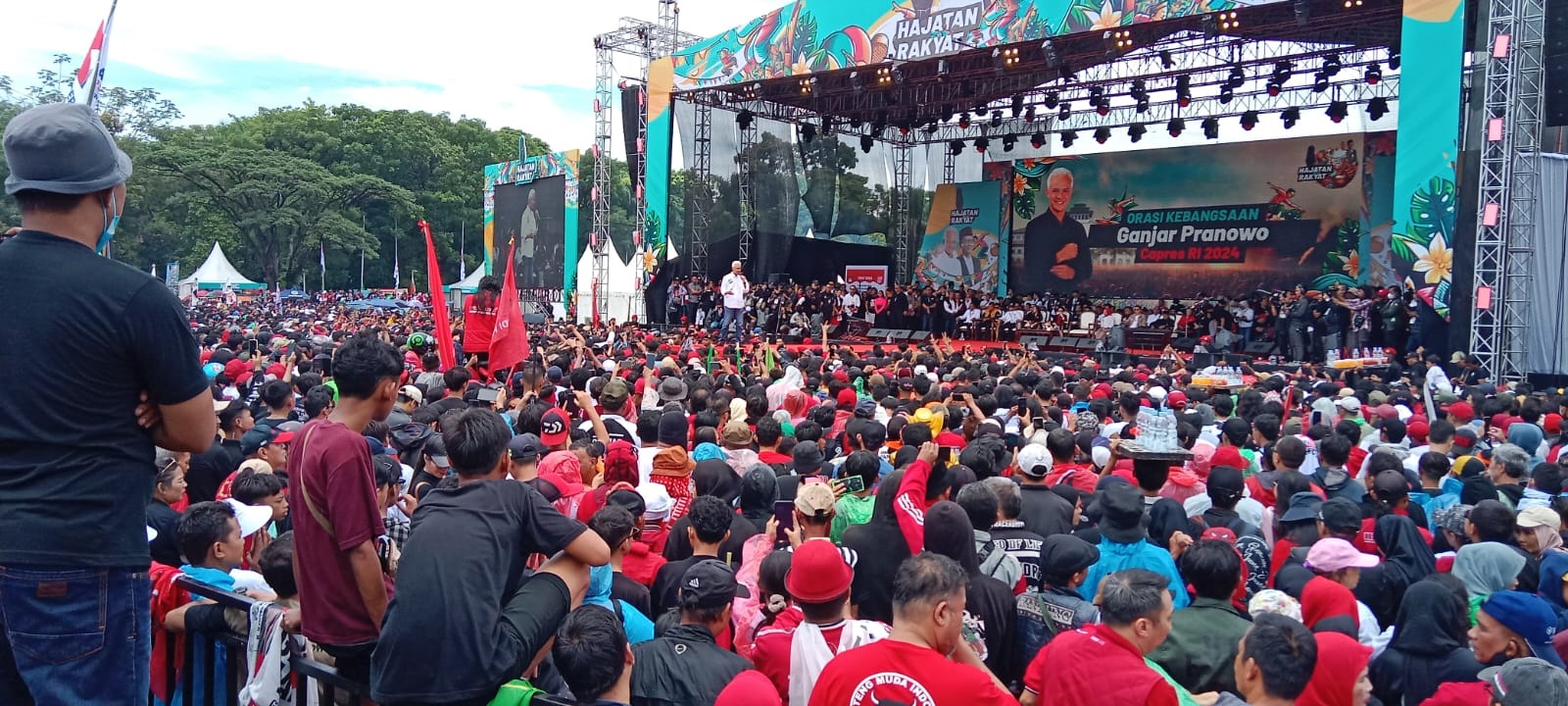 Puluhan ribu masyarakat tampak antusias menghadrir Kampanye Akbar Ganjar Pranowo di Bandung, Minggu 21 Januari 2024.