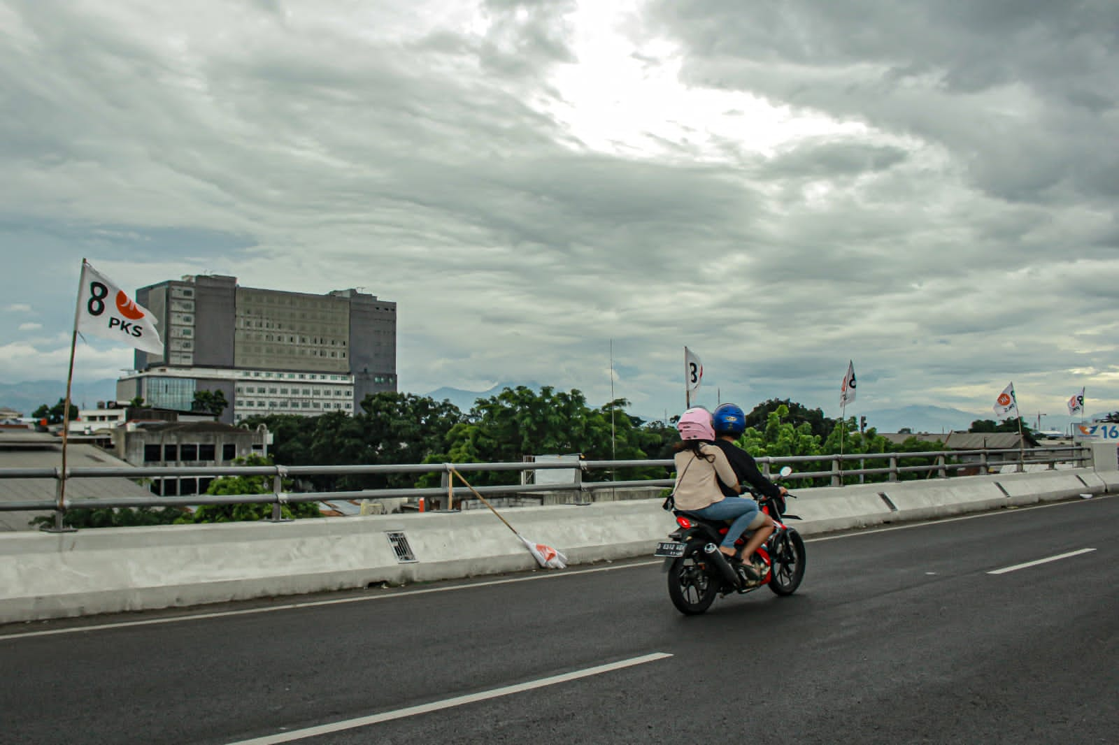 Masyarakat kala melintasi Flyover Kopo.