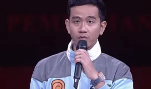 Cawapres Gibran Pakai Jaket Berlogo Naruto saat Debat Cawapres 2024/ Tangkap Layar YouTube KPU RI