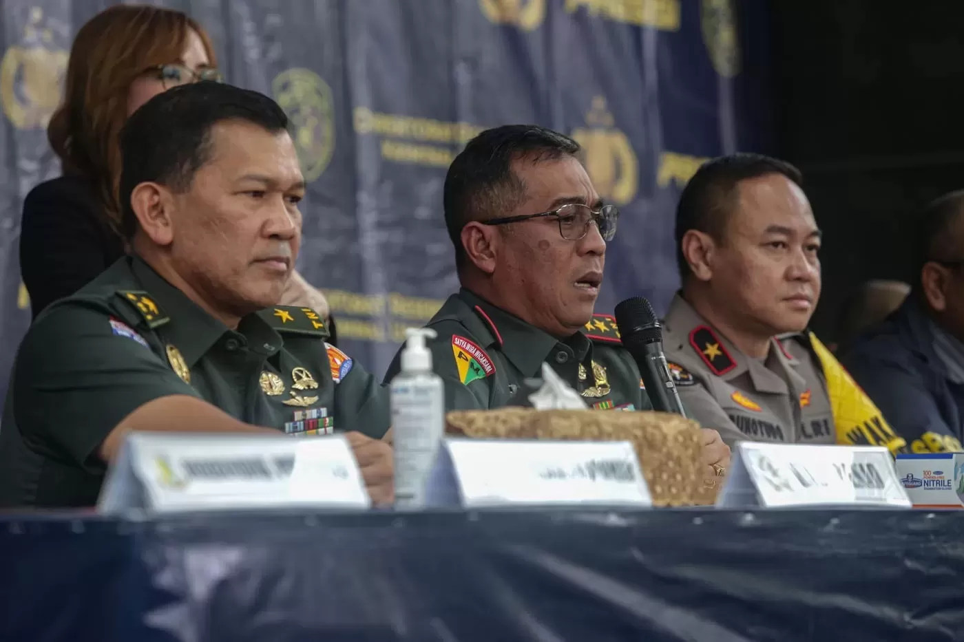 Kepolisian saat melakukan Press Release terkait oknum TNI yang terlibat curanmor di Jawa Timur.
