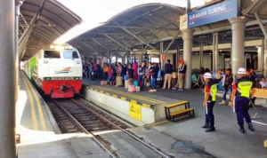 Kereta Api menuju Bandung dari Stasiun Gubeng Surabaya terdampak imbas kecelakan KA Turangga dengan KA Lokal Bandung Raya.