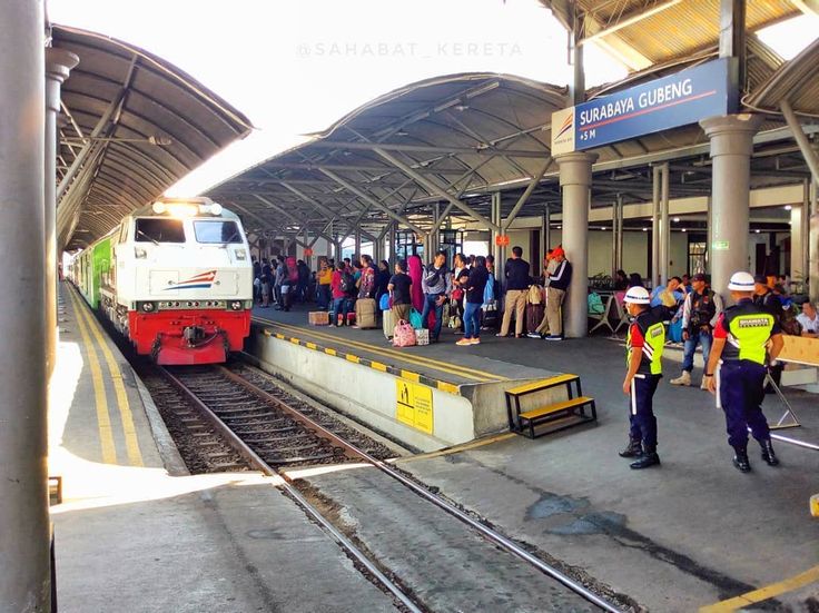 Kereta Api menuju Bandung dari Stasiun Gubeng Surabaya terdampak imbas kecelakan KA Turangga dengan KA Lokal Bandung Raya.