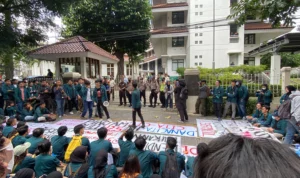 Aksi protes mahasiswa ITB tekait pinjol. Foto Hendrick Muchlison/Jabar Ekspres