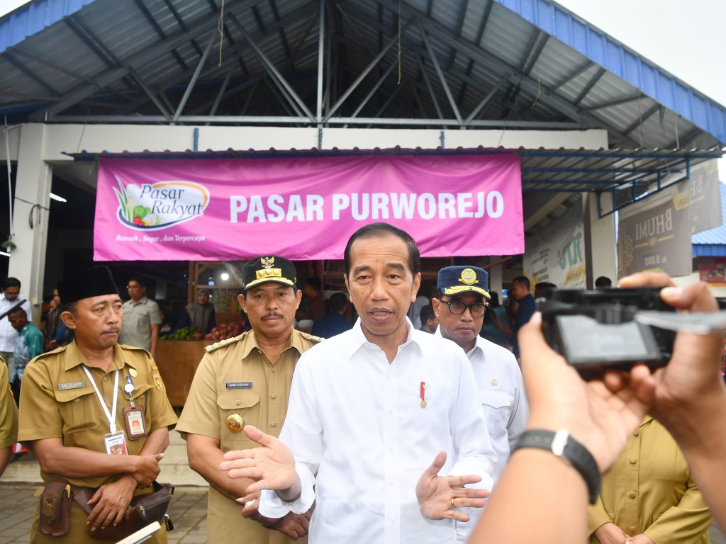 Jokowi Pastikan Stok Beras Aman dan Harga Cabai Turun di Tahun 2024