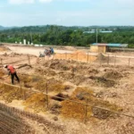 Pekerja tengah menggarap pembangunan rumah baru bagi warga terdampak proyek Rempang Eco City di Rempang, Batam, Kepulauan Riau. Foto: ANTARA/HO-Kementerian Investasi/BKPM