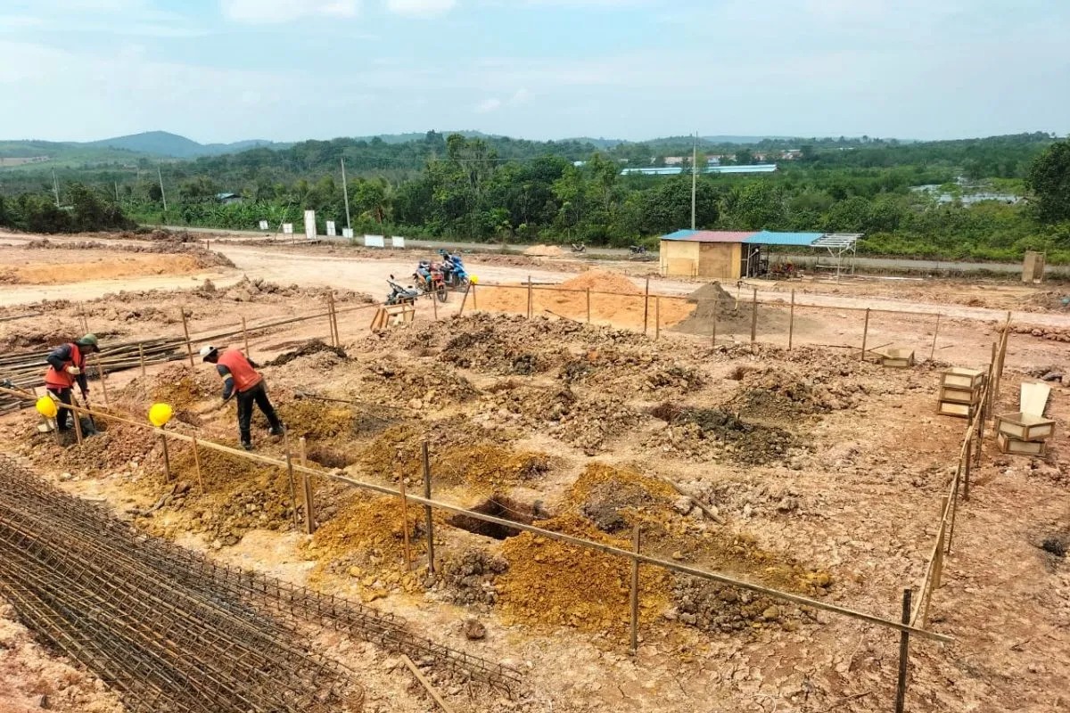 Pekerja tengah menggarap pembangunan rumah baru bagi warga terdampak proyek Rempang Eco City di Rempang, Batam, Kepulauan Riau. Foto: ANTARA/HO-Kementerian Investasi/BKPM