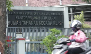 Pengguna kalan melintasi Rutan Klas 1 Kebon Waru, Kota Bandung, Senin(29/1). (Pandu Muslim/Jabar Ekspres)