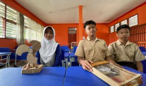 Anak kelas 8 SMPN Ciparay Kabupaten Bandung saat menunjukan alat ciptaanya yang dibuat dengan bahan seadanya. Foto Agi Jabar Ekspres