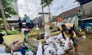 Tanggul Jebol di Cikapundung Diperbaiki Setelah Puluhan Rumah Terendam Banjir
