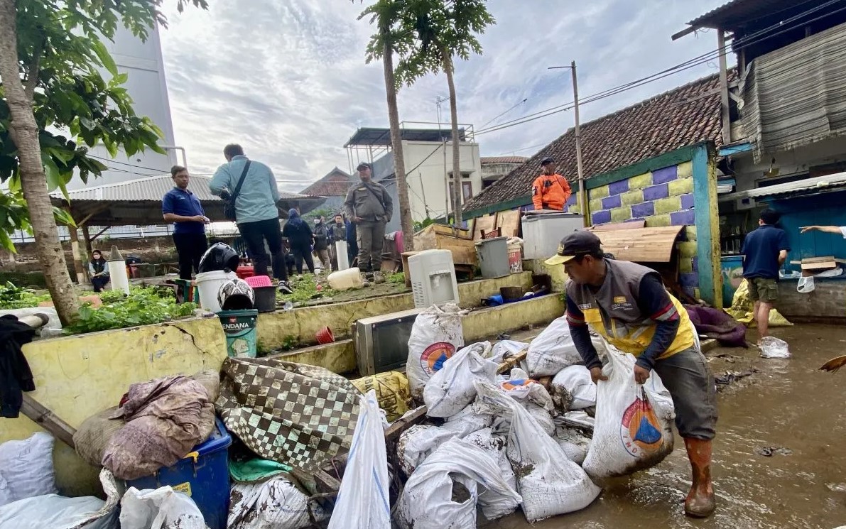 Tanggul Jebol di Cikapundung Diperbaiki Setelah Puluhan Rumah Terendam Banjir