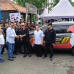 Ketua Tim Pemenangan Caleg DPR RI Dapil X Iwan Bule, Usman Kusmana, menyerahkan kunci mobil kepada Ketua Grib Jaya Kota Banjar, Asep Diana, Senin 1 Januari 2024.