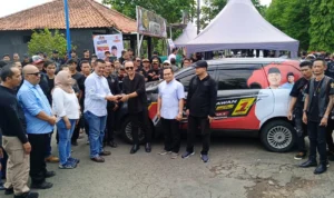 Ketua Tim Pemenangan Caleg DPR RI Dapil X Iwan Bule, Usman Kusmana, menyerahkan kunci mobil kepada Ketua Grib Jaya Kota Banjar, Asep Diana, Senin 1 Januari 2024.