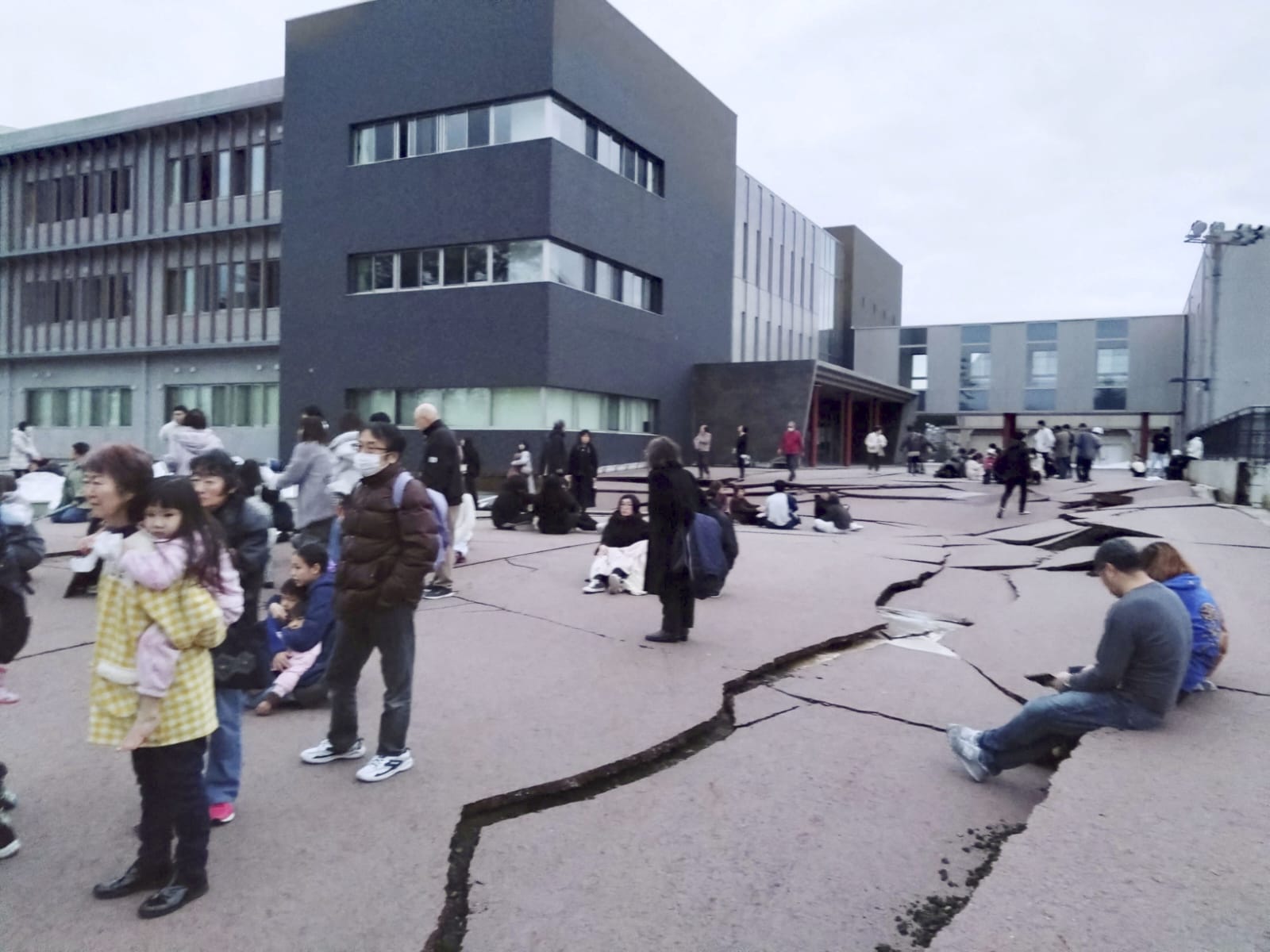 Kerusakan akibat gempa 7,4 M yang melanda Jepang (1/1).