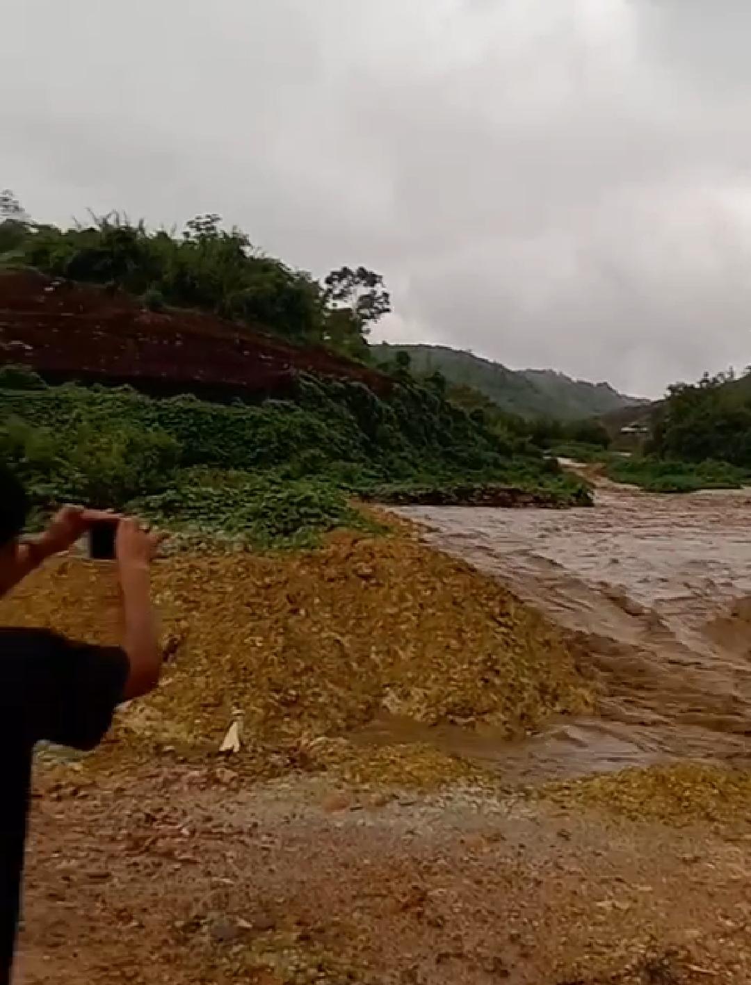 Bendungan di Kampung Cimelati jebol mengakibatkan dampak Banjir ke pemukiman warga di kampung Desa Cihaur Kecamatan Simpenan. Screenshot