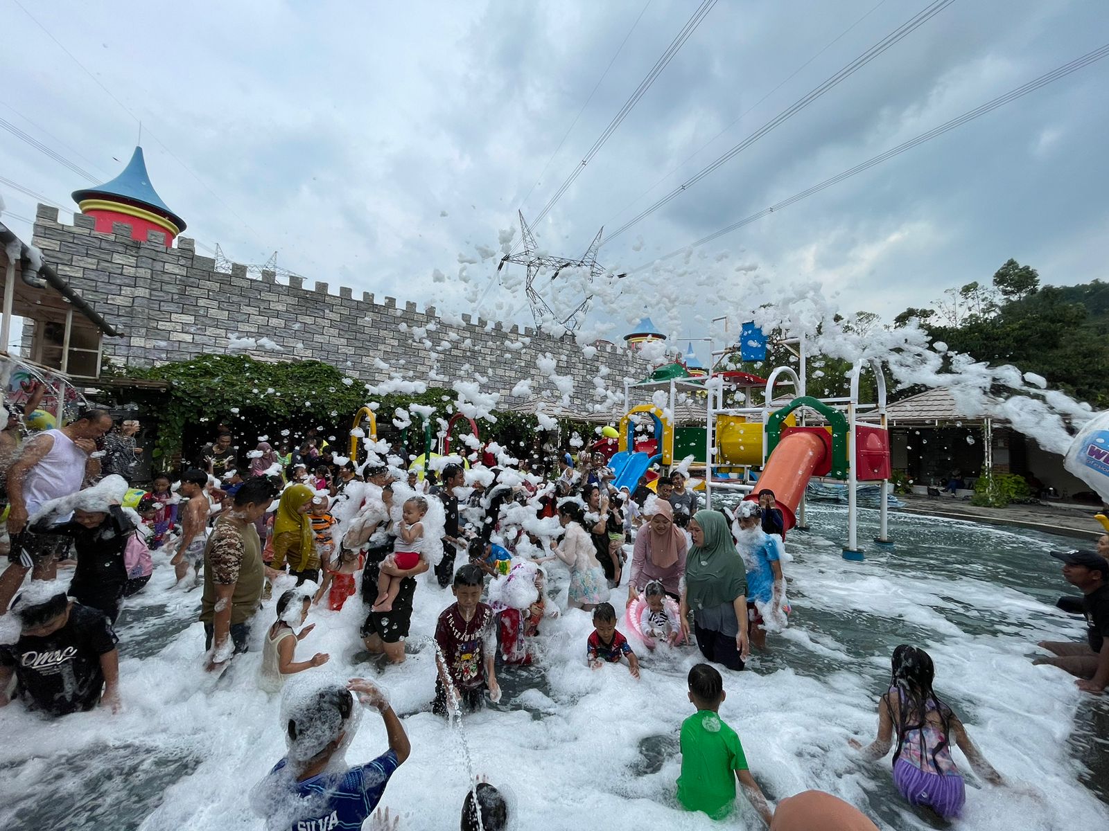 Masyarakat saat menikmati wahana kolam busa yang ada di Kolam Renang Victory Waterpark yang berada di Desa Sadu, Soreang, Kabupaten Bandung, Selasa (2/1/2024). Foto Agi Jabar Ekspres