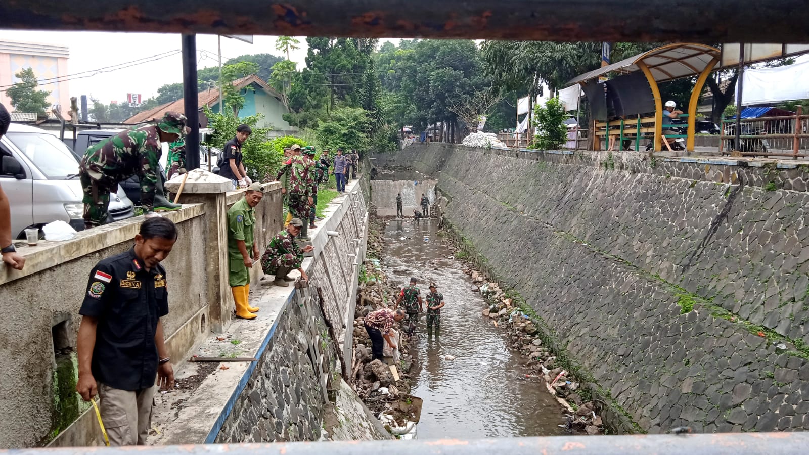 Doc. Pembersihan Sungai Pasar Antri oleh Sektor 3 Kodim 0609 Cimahi dan Masyarakat (mong)