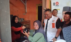 Ketua Dewan Pimpinan Wilayah (DPW) PKS Jabar Haru Suandharu saat menyaksikan sejumlah warga yang membeli beras di Warung Sembako Murah di Kota Bandung / Hendrik Muchlison