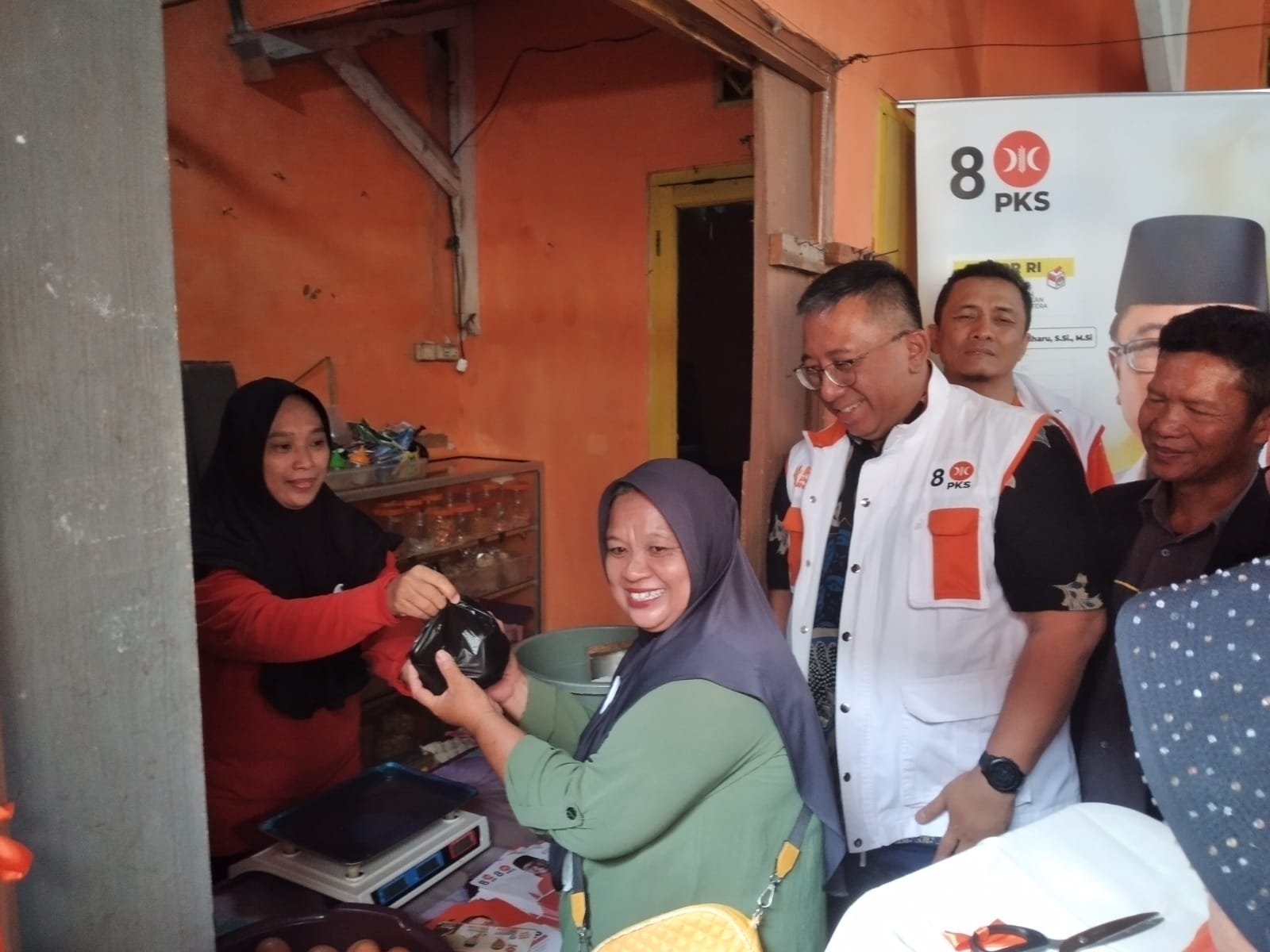 Ketua Dewan Pimpinan Wilayah (DPW) PKS Jabar Haru Suandharu saat menyaksikan sejumlah warga yang membeli beras di Warung Sembako Murah di Kota Bandung / Hendrik Muchlison