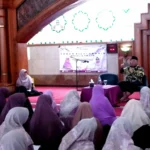 Kang Haru saat menjadi narasumber di Forum Silaturahim Majelis Taklim Salimah di Masjid Pusdai, Kota Bandung, Selasa (02/01) / hendrik Muchlison
