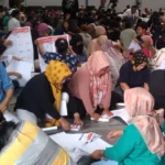 Sejumlah pekerja melakukan sortir dan lipat (sorlip) surat suara Pemilu 2024 di Gudang Logistik KPU KBB. Selasa (2/1/2024). Foto Jabarekspres