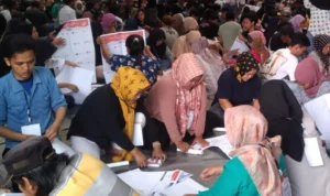 Sejumlah pekerja melakukan sortir dan lipat (sorlip) surat suara Pemilu 2024 di Gudang Logistik KPU KBB. Selasa (2/1/2024). Foto Jabarekspres