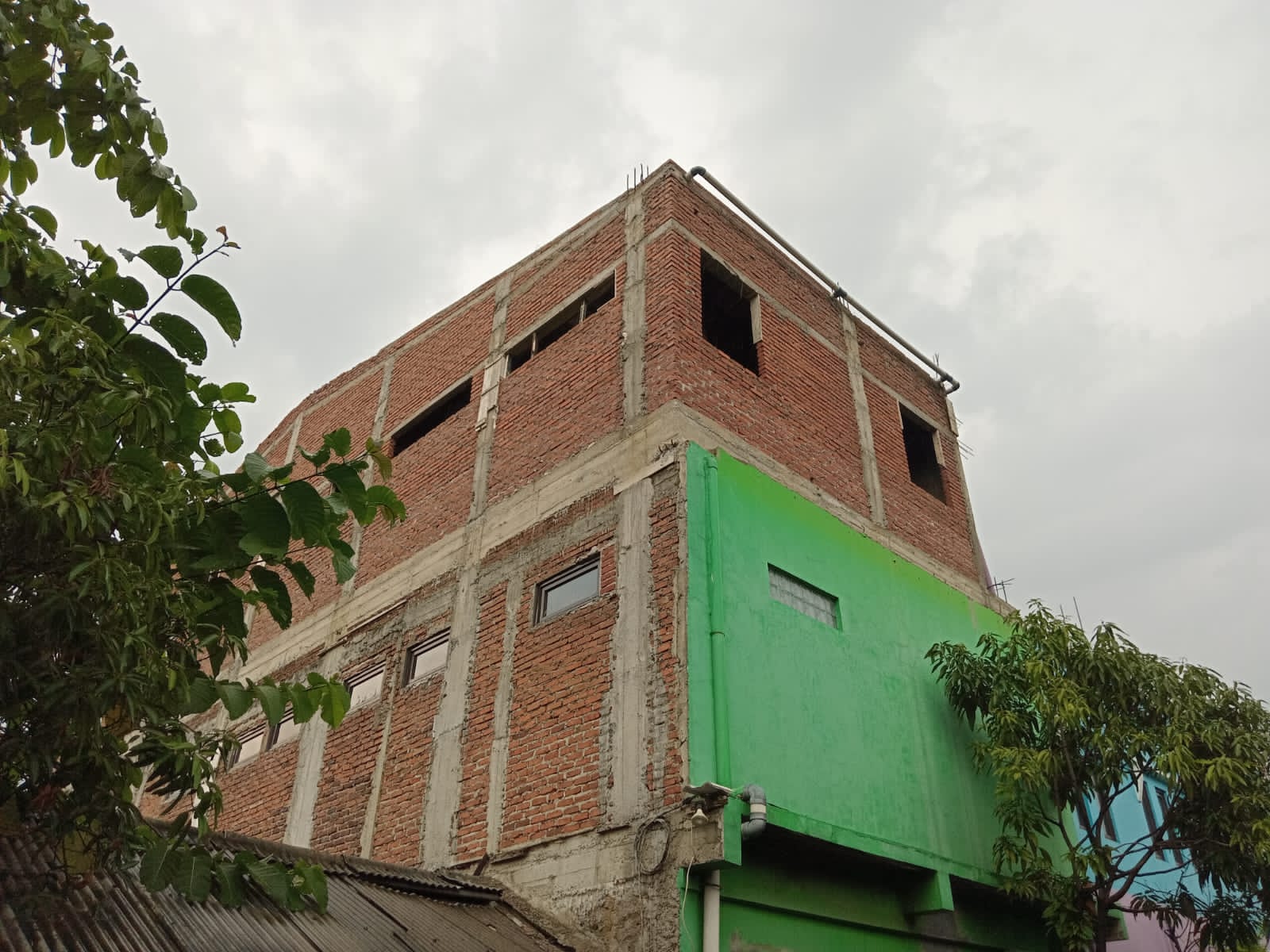 Penampakan bangunan sekolah di Jalan Cisaranten 1, Kecamatan Arcamanik, Kota Bandung yang diduga ilegal.