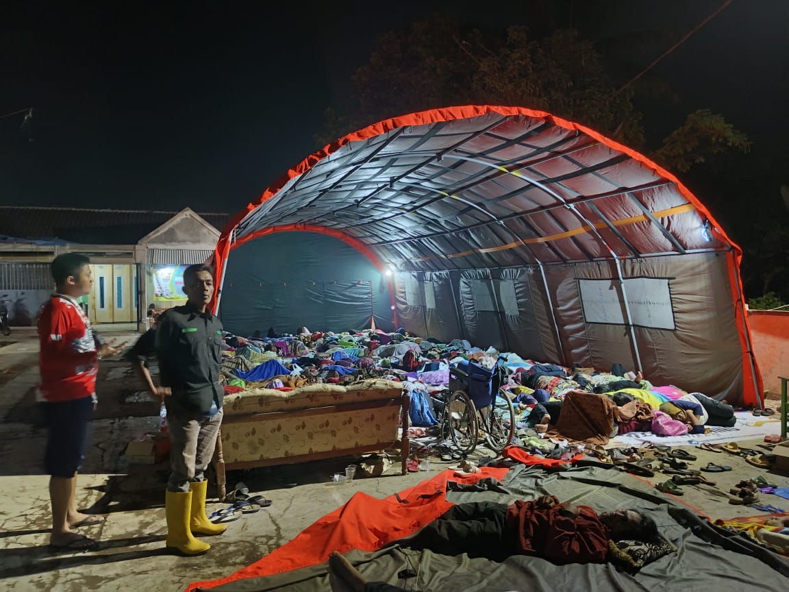 Suasana tenda pengungsian gempa Sumedang.