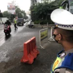 Petugas kepolisian saat melakukan rekayasa lalu lintas dengan skema one way di persimpangan Beatrix Lembang, KBB, Selasa (2/1).