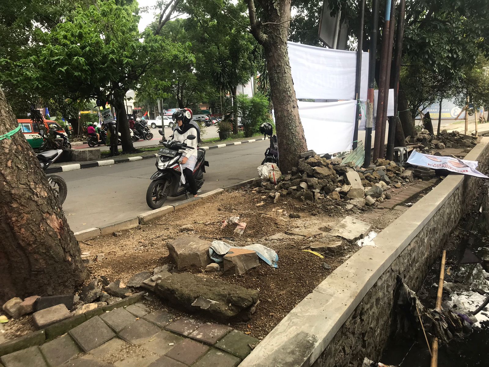 MENGENASKAN: Kondisi trotoar di Jalan Pahlawan, Kota Bandung.