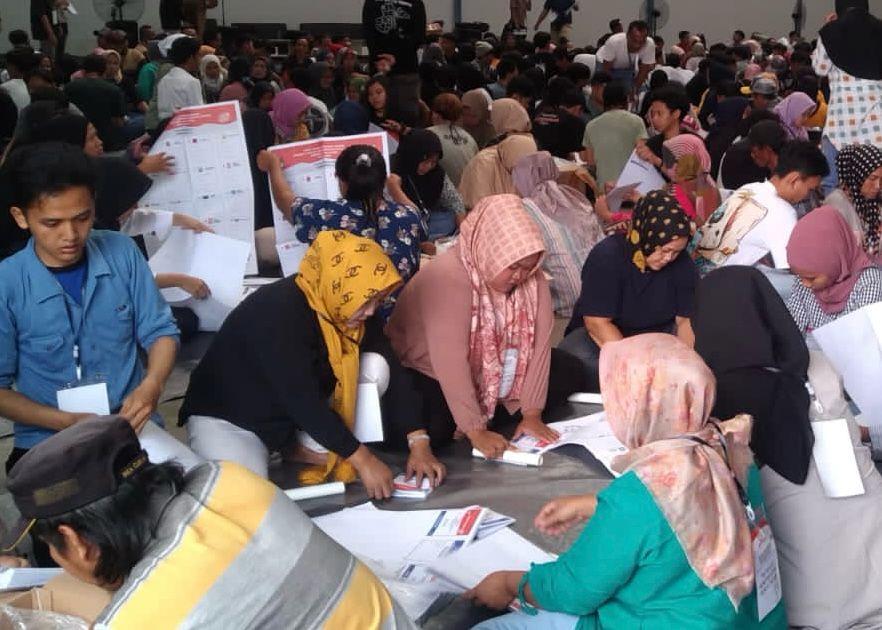 Sejumlah pekerja melakukan sortir dan lipat (sorlip) surat suara Pemilu 2024 di Gudang Logistik KPU KBB. Rabu (3/1). Foto Jabarekspres