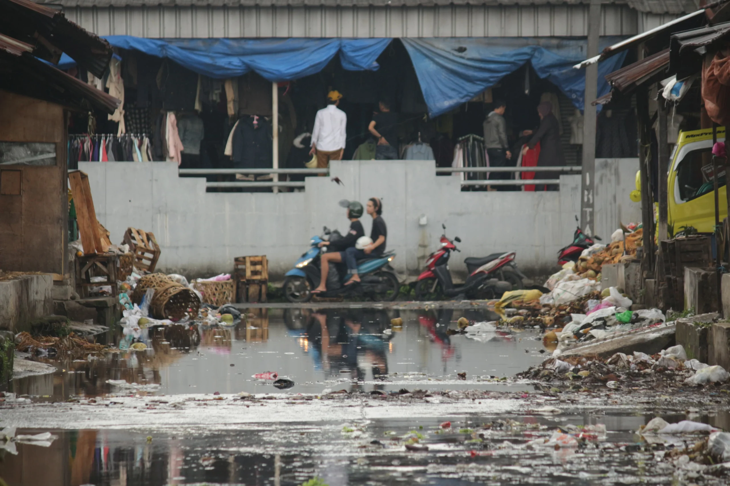 Terdapat genangan air di kawasan Pasar Induk Gedebage setelah hujan lebat, Rabu(3/1). Pandu Muslim/Jabar Ekspres