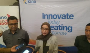 Head of Public Relations PT Kino Indonesia, Arviane saat diwawancarai oleh awak media (3/1).