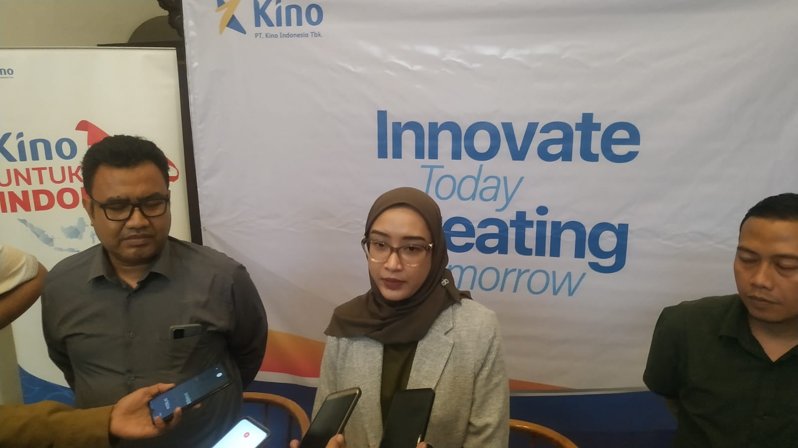 Head of Public Relations PT Kino Indonesia, Arviane saat diwawancarai oleh awak media (3/1).