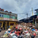 Diduga Banyak Kiriman dari Luar, Sampah di Pasar Cisaat Sukabumi Menggunung