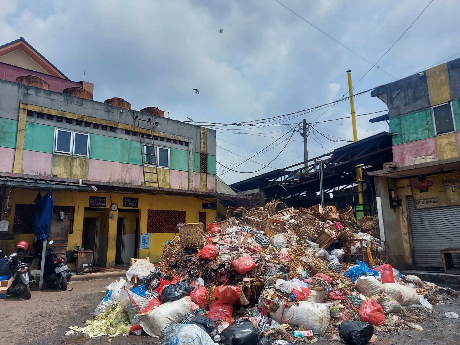 Diduga Banyak Kiriman dari Luar, Sampah di Pasar Cisaat Sukabumi Menggunung