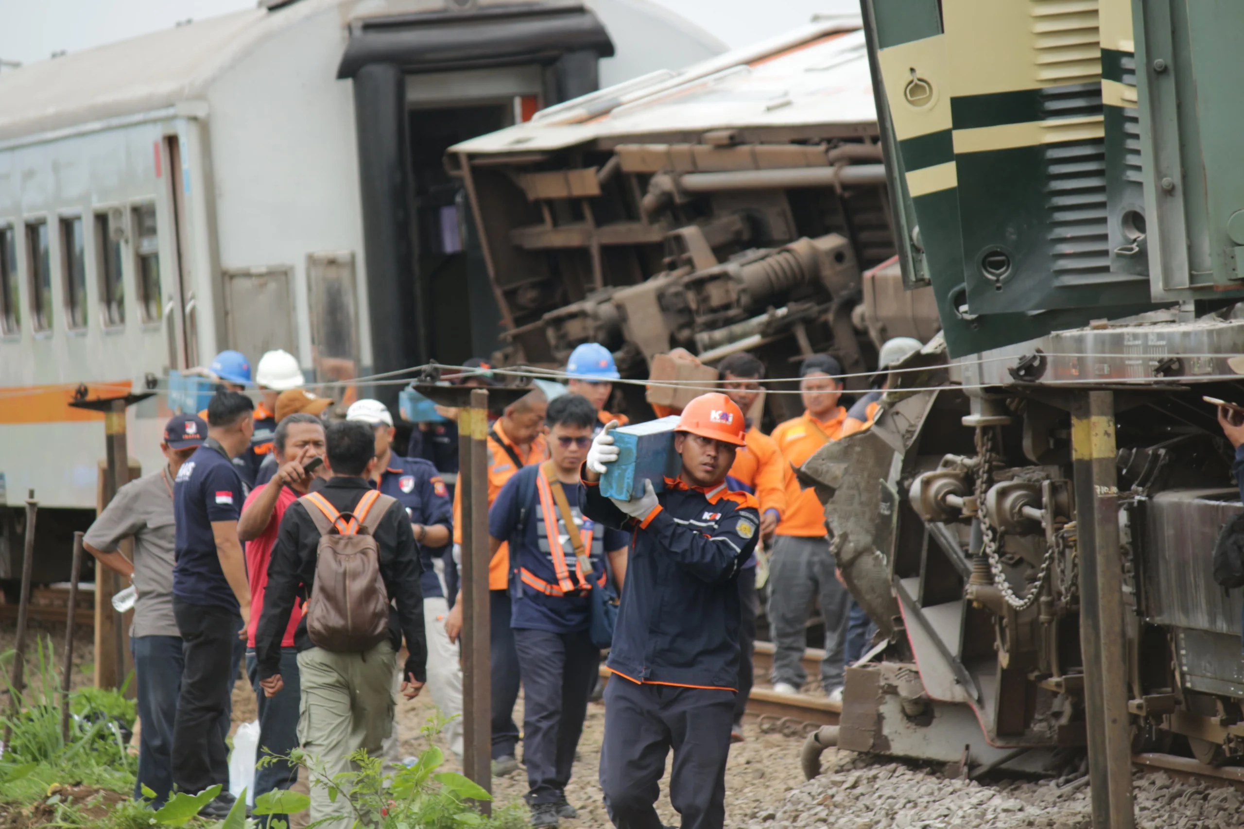 Kecelakaan Kereta Api di Cicalengka, Petugas Kesulitan Evakuasi Korban