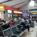 Dok. Para penumpang di Stasiun Bandung Sedang menunggu keberangkatan kereta. Jum'at (5/1). Foto. Sandi Nugraha.