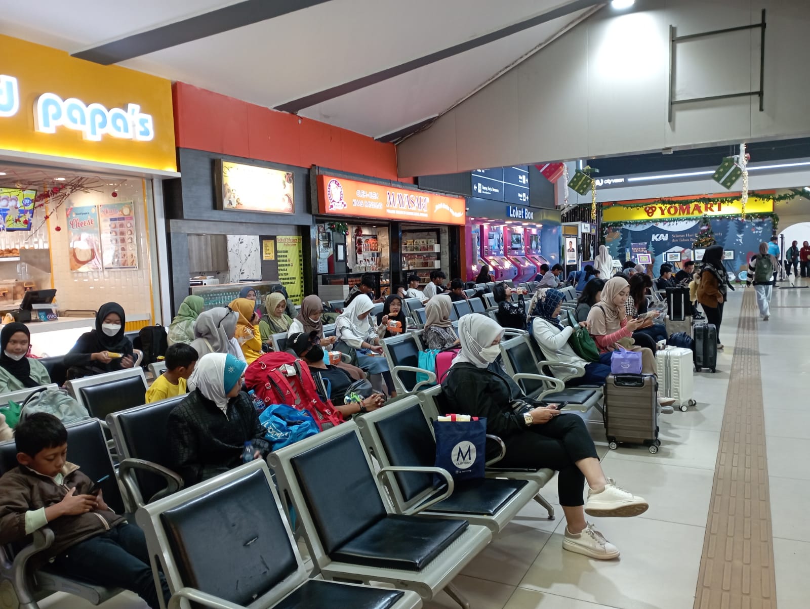 Dok. Para penumpang di Stasiun Bandung Sedang menunggu keberangkatan kereta. Jum'at (5/1). Foto. Sandi Nugraha.