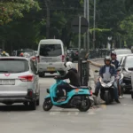 Nampak pengendara motor yang nekat putar balik di Jalan Surapati samping Lapangan Gasibu. (Pandu Muslim)
