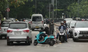 Nampak pengendara motor yang nekat putar balik di Jalan Surapati samping Lapangan Gasibu. (Pandu Muslim)