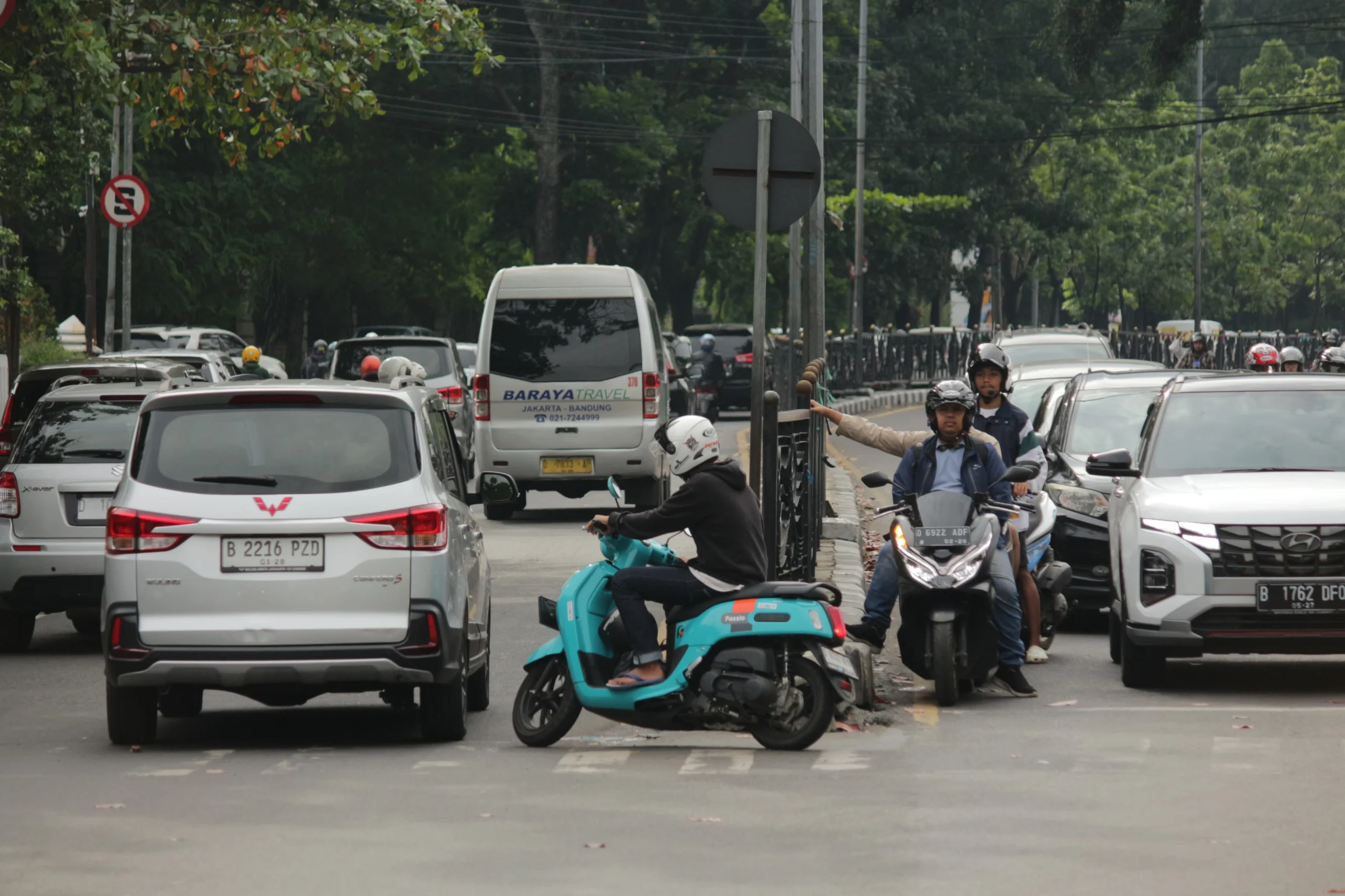 Nampak pengendara motor yang nekat putar balik di Jalan Surapati samping Lapangan Gasibu. (Pandu Muslim)