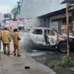 Petugas Damkar sektor Gunung Putri padamkan mobil fortuner yang terbakar, Jumat (5/1) pagi.
