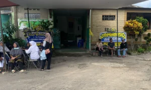 Para pelayat mulai padati rumah duka Julian, masinis KA 350 Commuter Bandung Raya, di Cilame Ngamprah, Bandung Barat. Jumat (5/1). Foto Jabarekspres