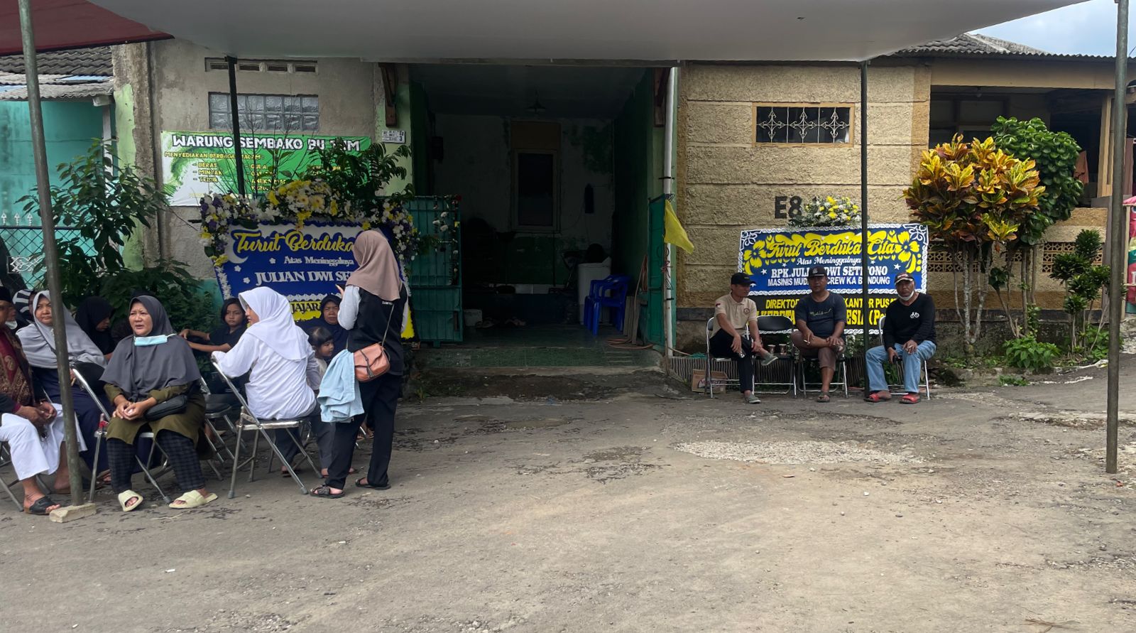 Para pelayat mulai padati rumah duka Julian, masinis KA 350 Commuter Bandung Raya, di Cilame Ngamprah, Bandung Barat. Jumat (5/1). Foto Jabarekspres