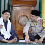 JUMAT CURHAT: Kapolres Banjar, AKBP Danny Yulianto (kanan) mendengar curhatan salah satu warga di Masjid Baitul Bakti, Kota Banjar, Jumat 5 Januari 2024.
